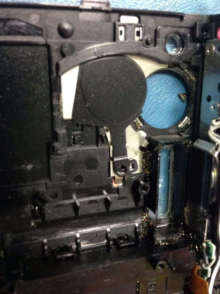 limpiando arena en una camara digital NIKON Coolpix