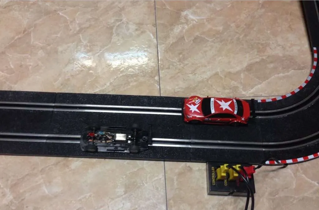 coche de scalextric corriendo con luz de led