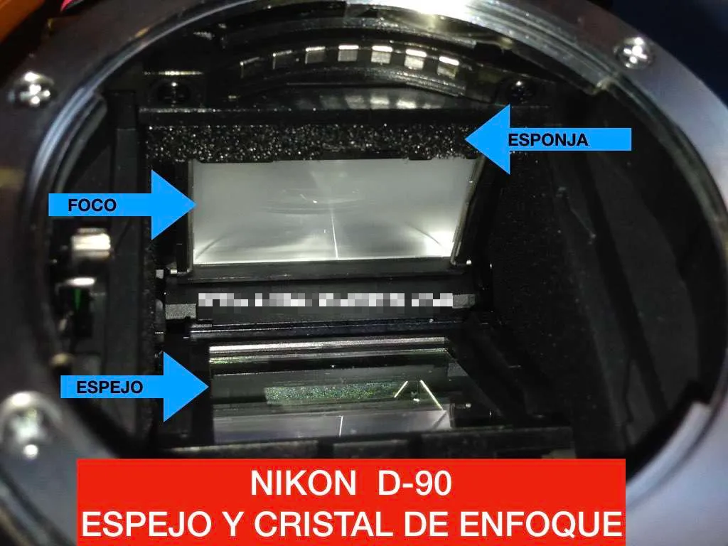 interior de una camara digital en reparacion donde se ve el espejo y el cristal de enfoque