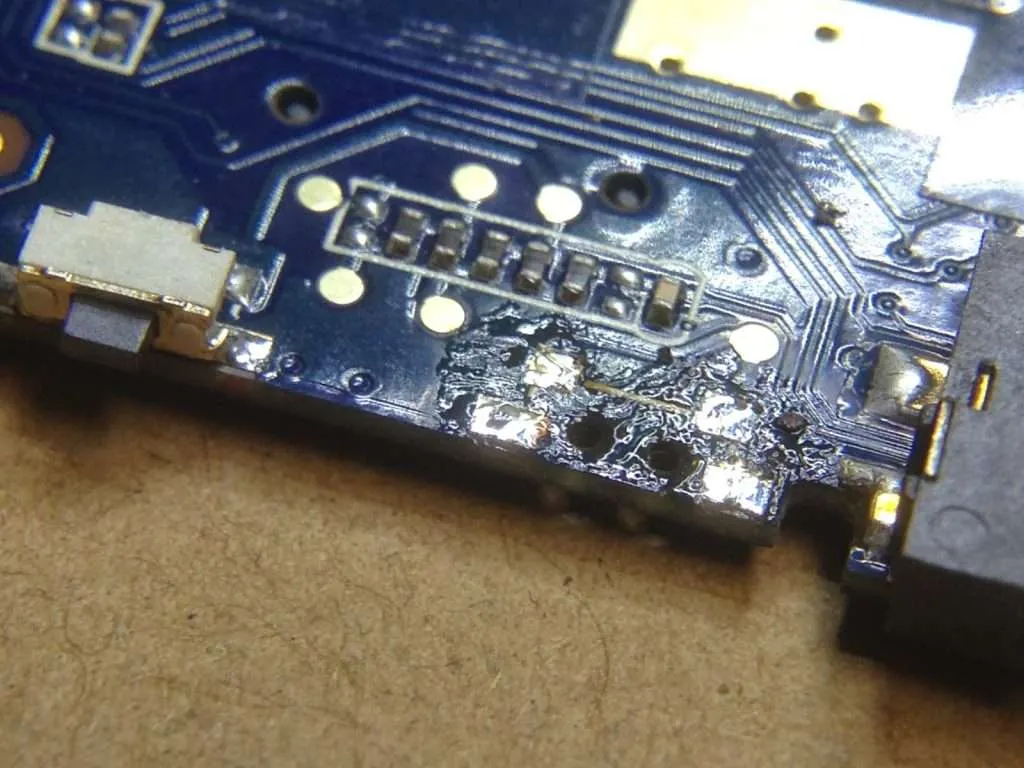 Placa base de una tablet barata china en reparación, sin interruptor de power