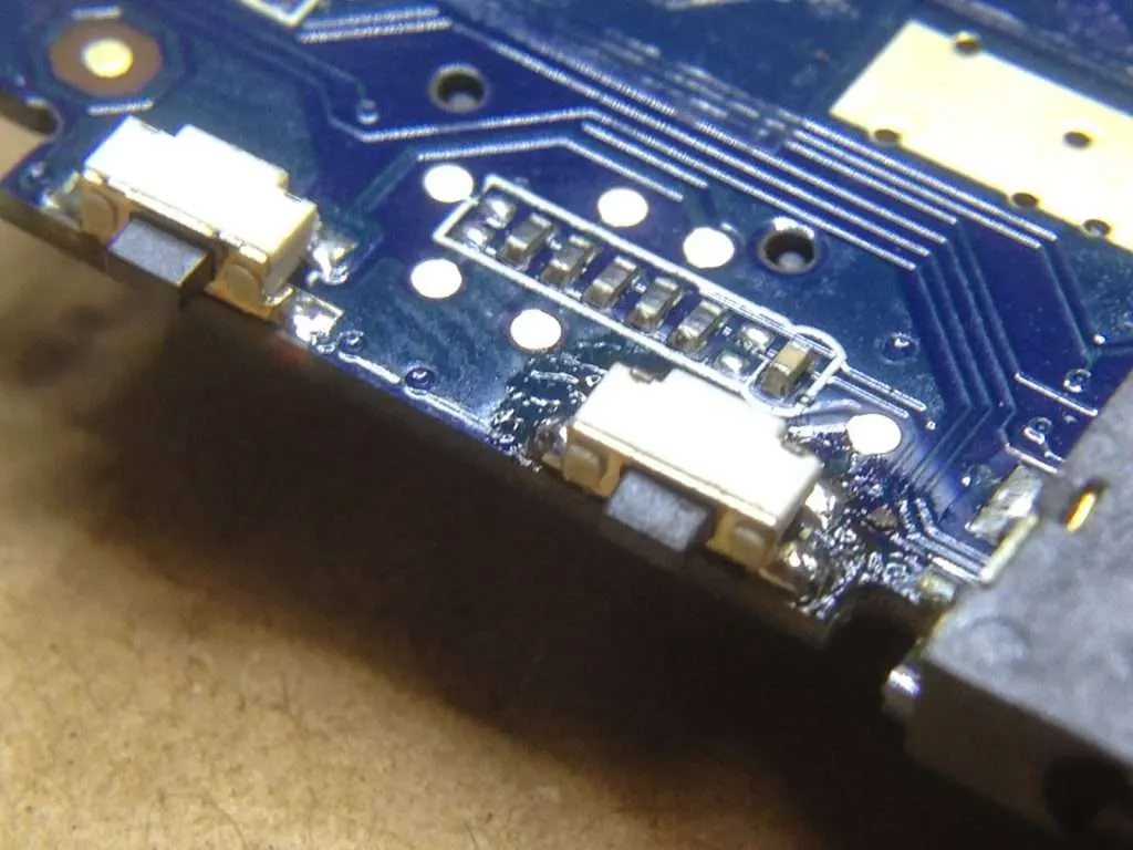 tablet barata china reparada en Las Palmas con el interruptor de power soldado