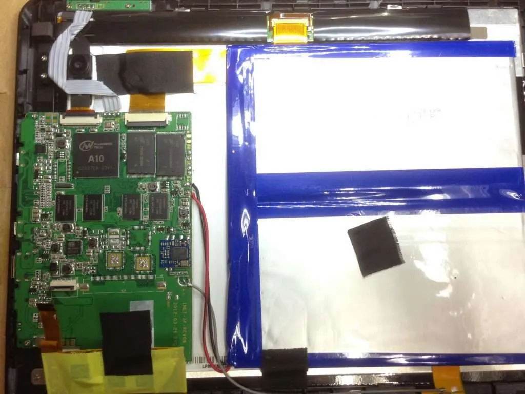 Foto interna de una tablet barata china mientras la reparo Servicio técnico en Las Palmas