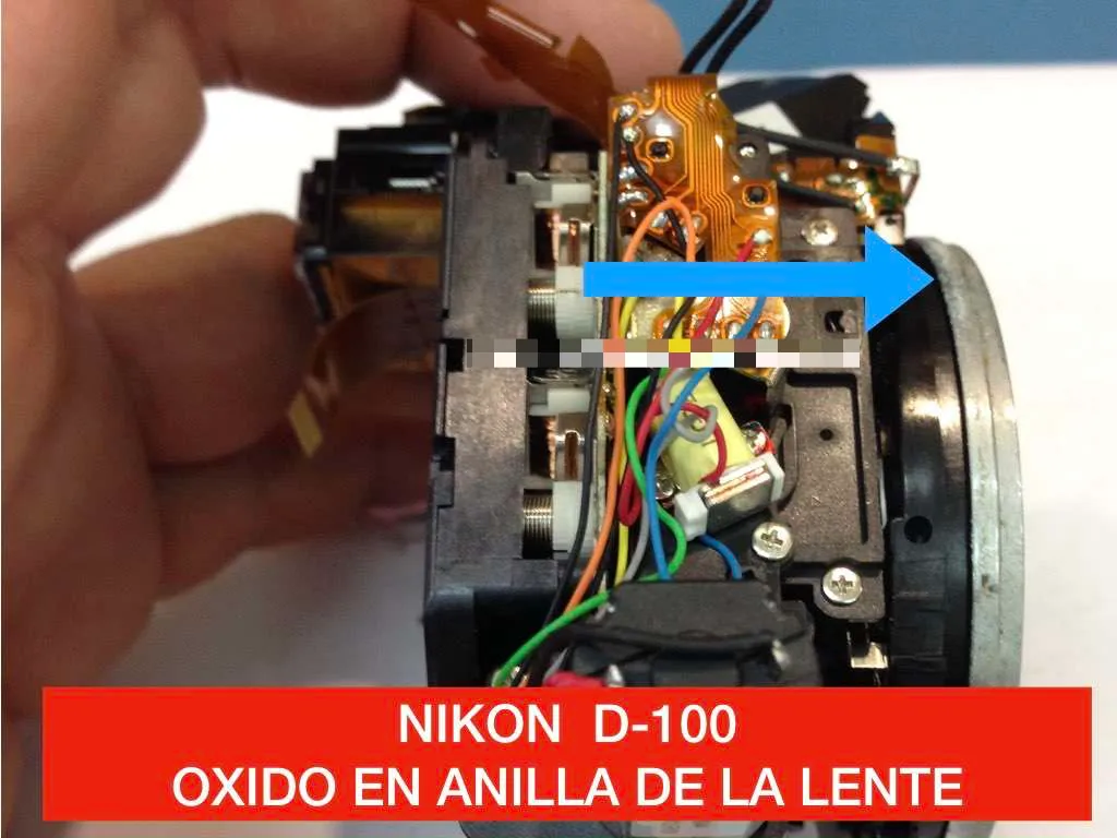 oxido en la anilla de aluminio de una camara de fotos digital