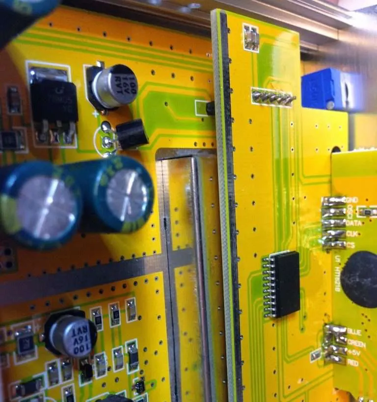 circuito oscilador PLL emisora de FM comercial en reparación 