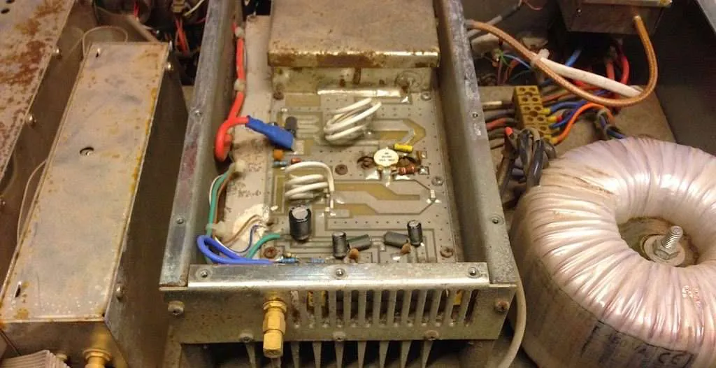 Reparación , circuito amplificador de potencia de RF emisora de FM.
