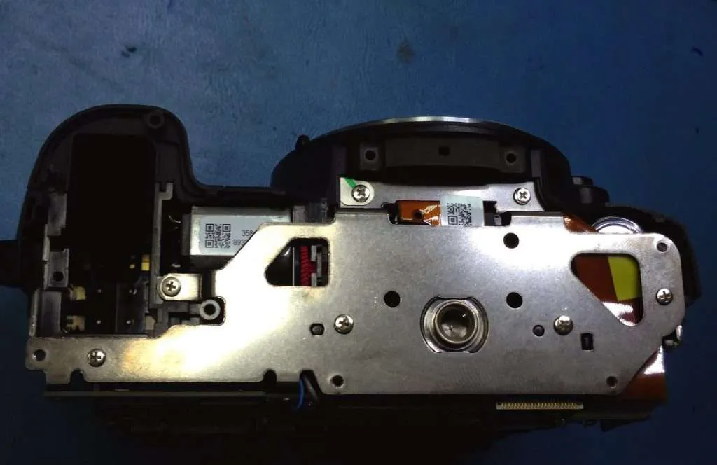 Parte inferior interna tengo una reparación de cámara de fotos Nikon d60