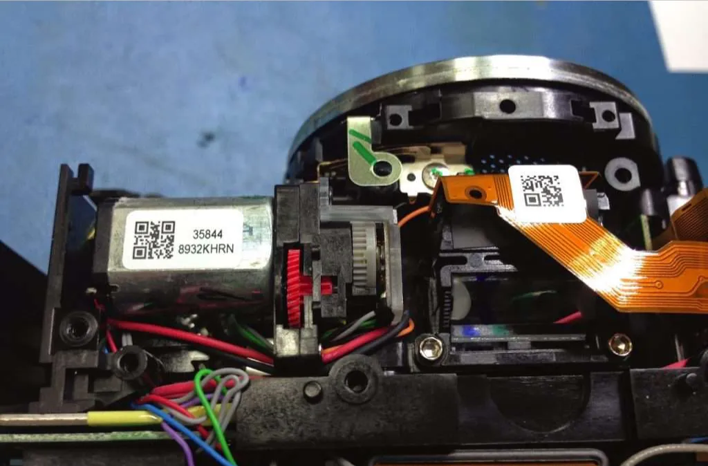 Motor de disparo en cámara fotográfica Nikon de 60