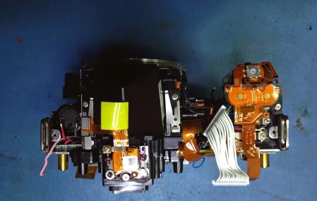 Parte superior desmontada de una cámara fotográfica Nikon modelo D 60