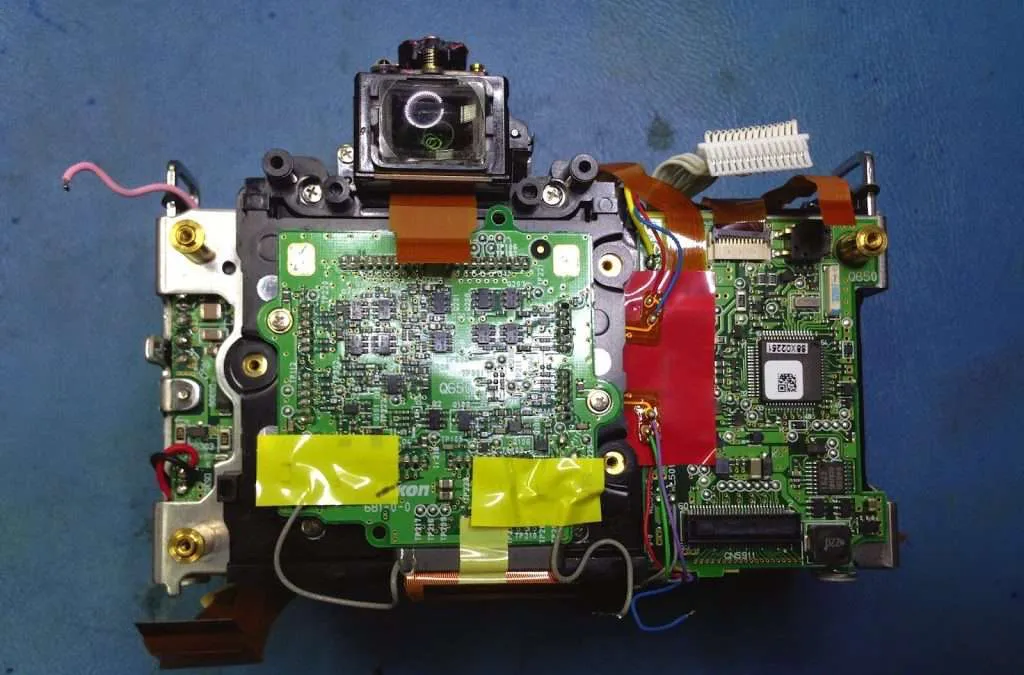 Vista atrás era de cámara fotográfica Nikon modelo D 60 donde se aprecian la unidad del CCD