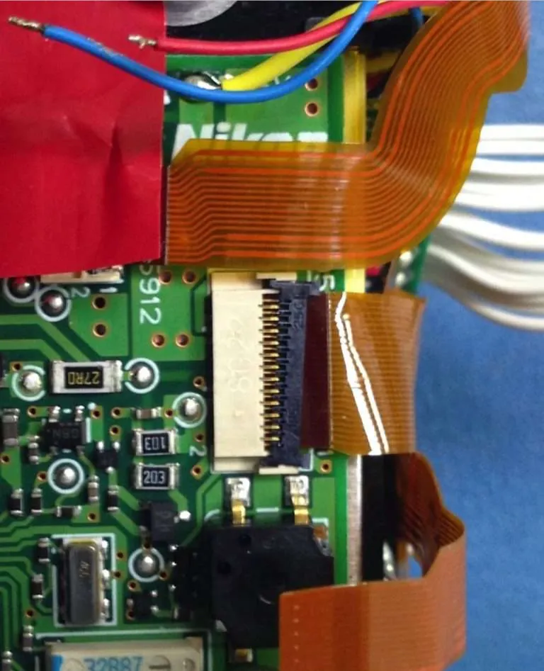 Circuito impreso mal conexionado en cámara fotográfica Nikon modelo D 60