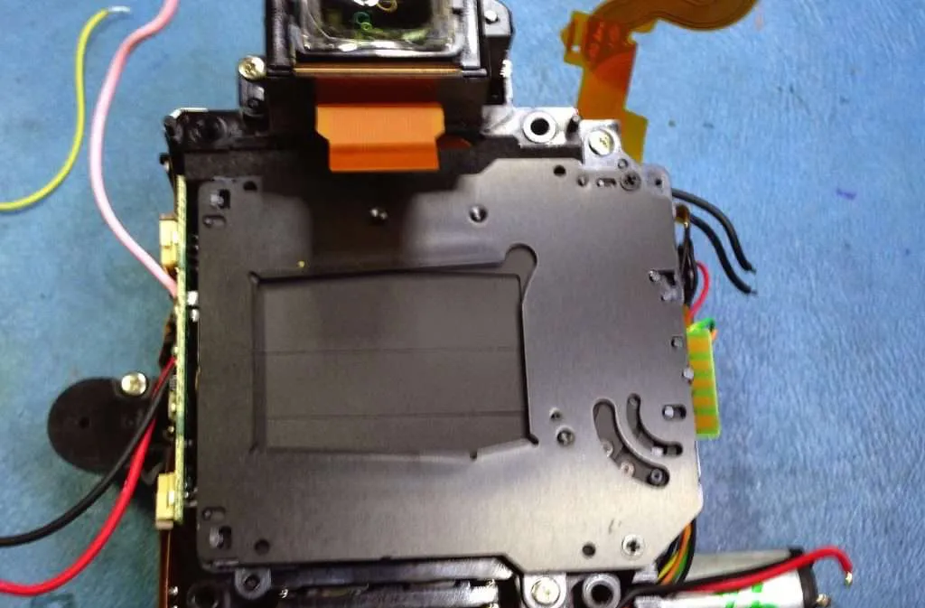 Foto de las cortinillas de una cámara fotográfica Nikon D 60